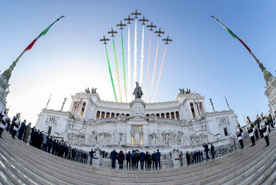 空军特技飞行表演队飞越罗马祖国祭坛上空。