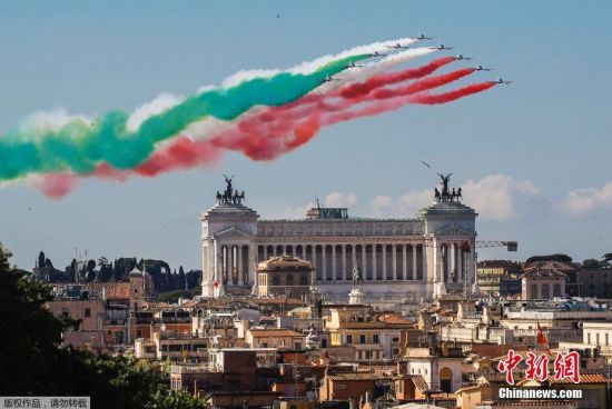 当地时间6月2日，意大利“三色箭”飞行表演队飞越罗马上空庆祝共和国日。