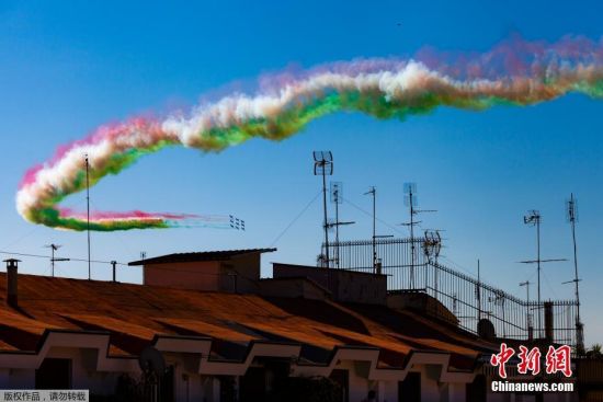 当地时间6月2日，意大利“三色箭”飞行表演队飞越罗马上空庆祝共和国日。