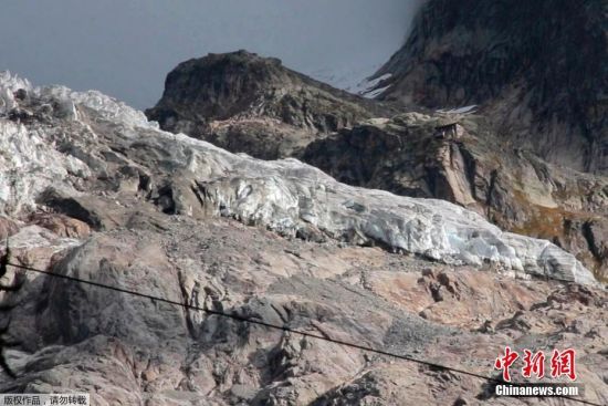 当地时间8月6日，意大利勃朗峰的一块巨大冰川因为高温可能出现断裂坍塌，威胁到位于阿尔卑斯小镇库尔马耶尔附近风景如画的山谷，在山谷中度假生活的数十人被疏散，道路被关闭。
