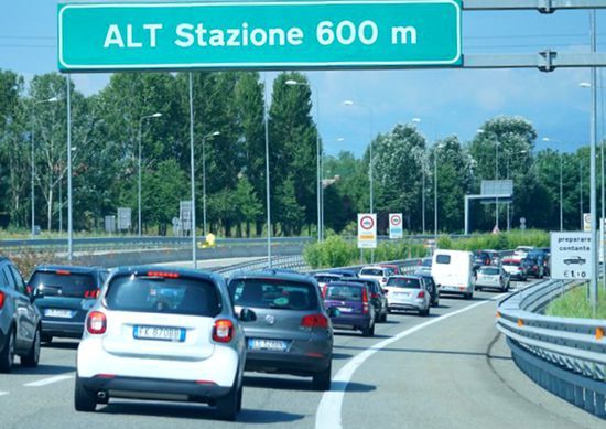 意大利驾驶员人均年塞车时间38小时。
