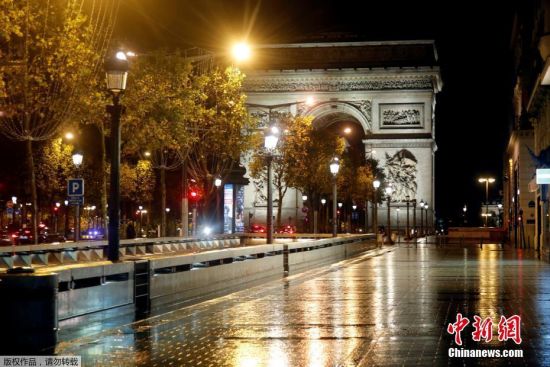 当地时间10月27日，为遏制新冠肺炎疫情的传播，法国巴黎实施了宵禁，香榭丽舍大道上一片荒凉。
