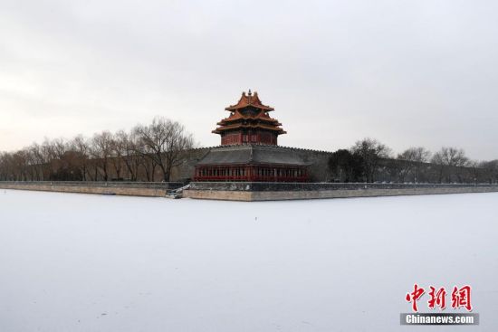 1月19日，雪中的故宫角楼。当日，北京城区迎来2021年首场降雪。
