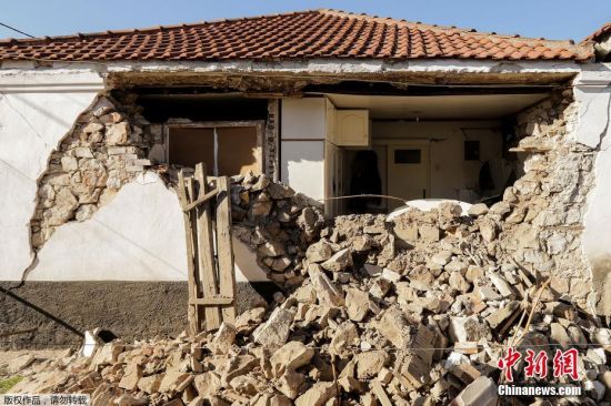 希腊中部达马西村地震后受损房屋的景象。