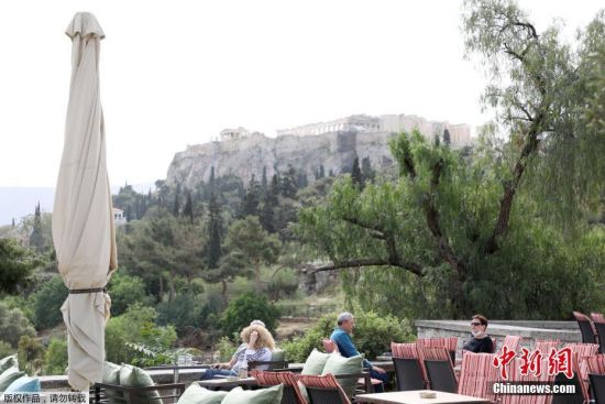 当地时间5月3日，希腊雅典，人们在一家露天咖啡享用饮品。