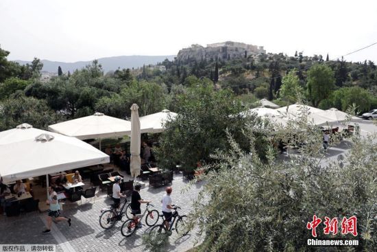 当地时间5月3日，希腊雅典，一家咖啡馆重新营业。