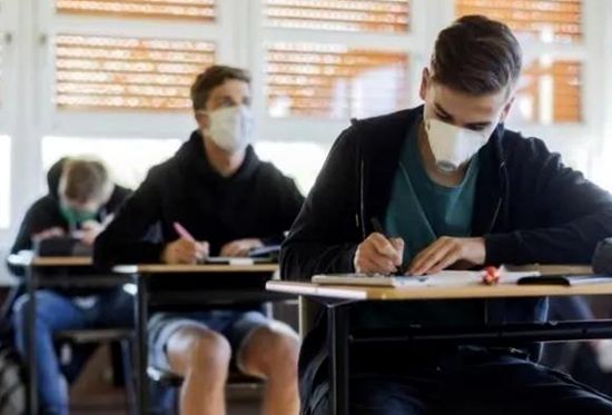 希腊教育部减少学校师生新冠自测次数。