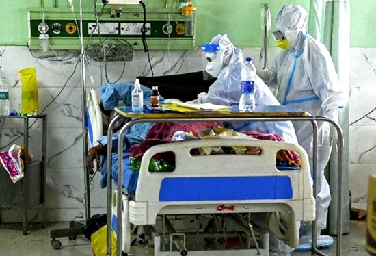 印度女子染疫住院沦男护士泄欲工具。