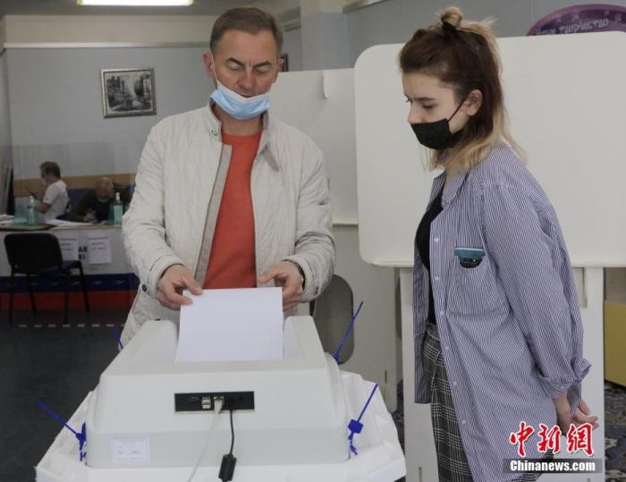 当地时间9月17日，一名选民向电子计票箱投出选票。俄罗斯第8届国家杜马(议会下院)选举以及39个地方议会和9个联邦主体首脑选举当天举行。