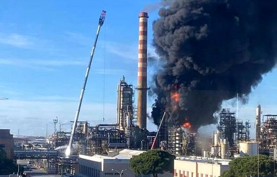 意大利一炼油厂发生起火爆炸。
