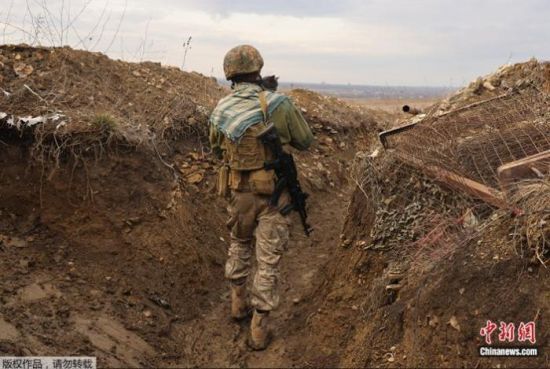 当地时间2021年12月3日，一名乌克兰士兵在乌东部顿涅茨克地区的一处战壕。