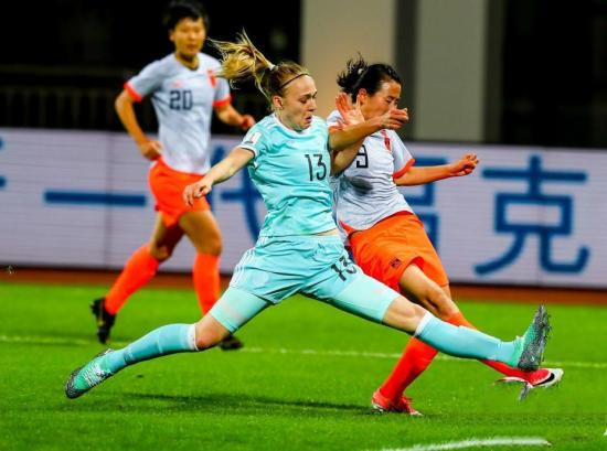 资料图：中国女足(橙)在比赛中。中新社记者