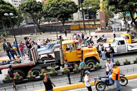 马杜罗运输业支持者组织反对派进入集会地点。