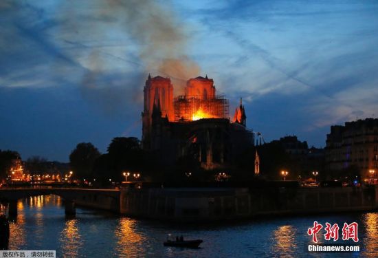 当地时间2019年4月15日，消防员在浓烟滚滚的巴黎圣母院进行灭火作业。