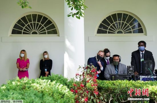 白宫举行新冠肺炎疫情简报会工作人员及记者均佩戴口罩