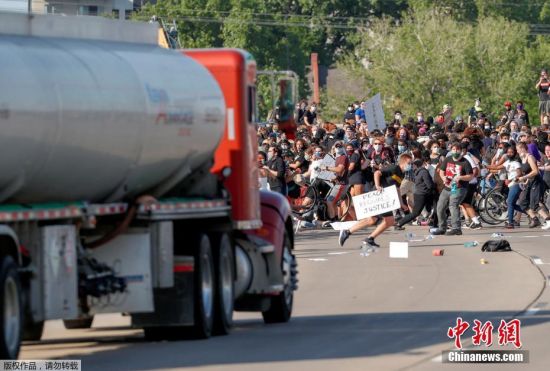 当地时间5月21日，美国明尼苏达州明尼阿波利斯市高速公路上一场抗议活动中，一辆油罐车驶向上千抗议者。
