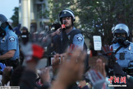 当地时间5月31日，美国明尼苏达州明尼阿波利斯市，警察与抗议示威人群对峙。