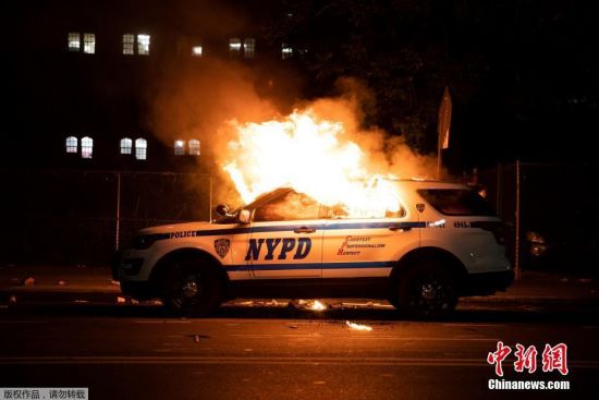 当地时间5月30日，美国纽约市布鲁克林区，一辆警车被纵火焚烧。