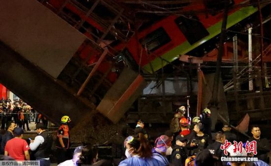 当地时间5月3日，墨西哥首都墨西哥城一段高架铁路突然坍塌，导致一列地铁列车脱轨。事故已造成13人死亡，70人受伤。图为事故现场。
