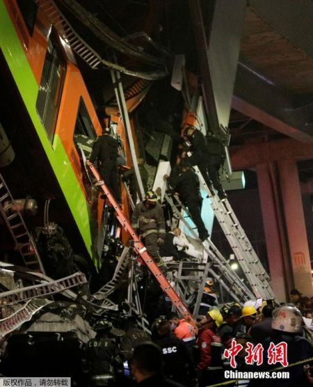 当地时间5月3日，墨西哥首都墨西哥城一段高架铁路突然坍塌，导致一列地铁列车脱轨。事故已造成13人死亡，70人受伤。图为救援人员展开搜救。