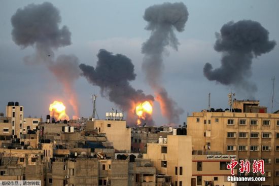 当地时间5月11日，巴以冲突期间，加沙地区的建筑群上空生起阵阵爆炸过后的烟雾。据报道10晚，以色列国防军轰炸了巴勒斯坦伊斯兰抵抗运动(哈马斯)位于加沙地带的多处军事目标。自斋月以来，巴以双方冲突事件持续发生，特别是上周末以来，紧张局势有所加剧。