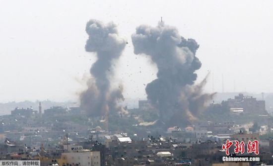 当地时间5月11日，巴以冲突期间，加沙地区部分建筑遭以色列空袭。