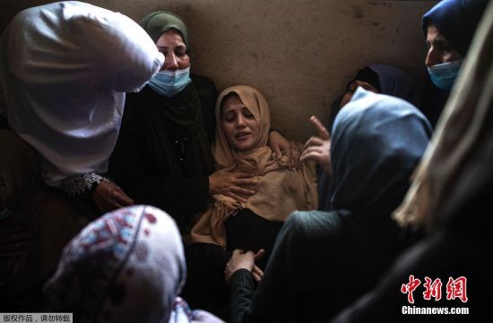 当地时间5月11日，加沙地区一名11岁孩童的葬礼上，亲属在进行哀悼。