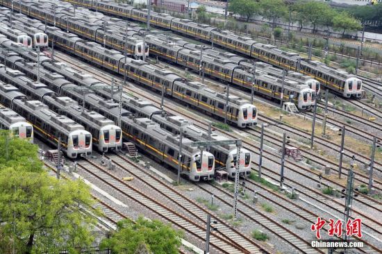 当地时间2021年5月10日，印度新德里，大量火车停在车站。印度首都新德里首席部长凯吉里瓦尔当地时间5月9日宣布，由于首都新德里地区新增确诊病例和死亡病例数仍处于居高不下的状态，政府决定将新德里现行的封锁期再延长一周，持续至5月17日凌晨5时。