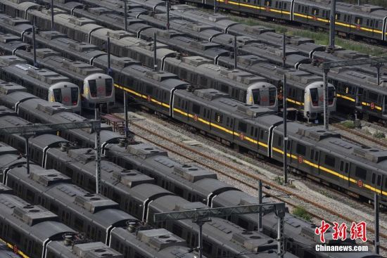 当地时间2021年5月10日，印度新德里，大量火车停在车站。图片来源：视觉中国
