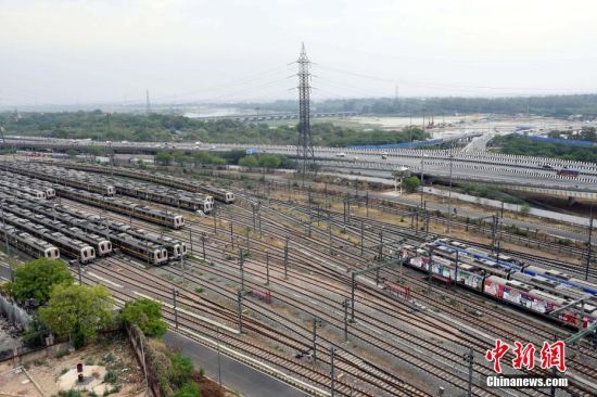 当地时间2021年5月10日，印度新德里，大量火车停在车站。