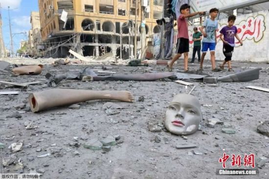 当地时间5月12日，巴以冲突期间，加沙地区街头散落的碎片。