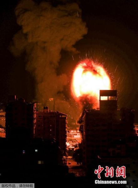 当地时间2021年5月17日清晨，以色列战机继续空袭巴勒斯坦加沙地带，加沙地带的建筑物上空升起了大火和浓烟。