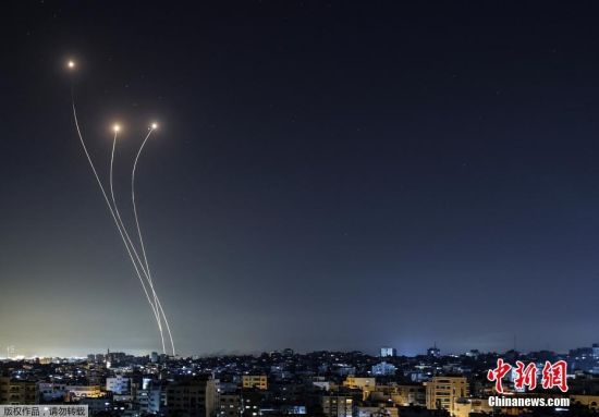 当地时间2021年5月17日清晨，以色列战机继续空袭巴勒斯坦加沙地带，加沙地带的建筑物上空升起了大火和浓烟。图为巴方武装人员以火箭弹回应。