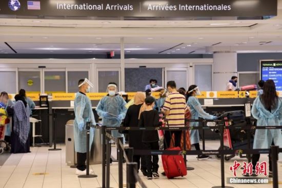 当地时间9月7日，加拿大多伦多皮尔逊国际机场，刚入境的国际旅客排队办理手续。