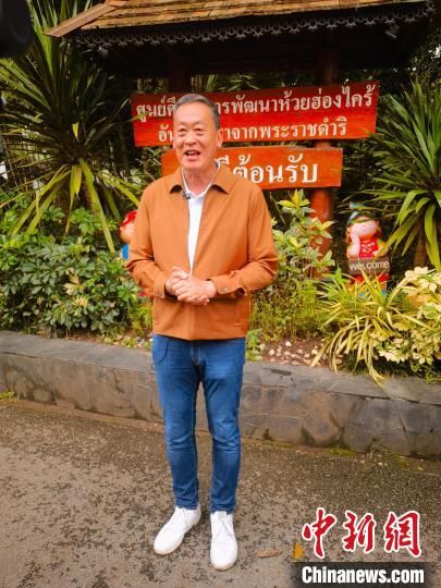 泰国总理赛塔·他威信16日在清迈接受中泰两国媒体联合采访时，就泰国对中国游客实施“免签政策”进行了解读，并强调希望泰中两国在未来能有更多、更好的合作。中新社记者