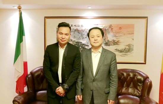 中国驻佛罗伦萨总领馆王辅国总领事（右）与欧联通讯社社长黄勤海合影。