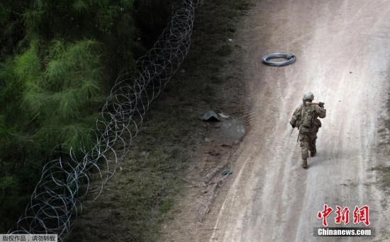 资料图：当地时间2018年11月2日，美国得州Hidalgo，中美洲移民大军压境美国，美国士兵在美墨边境安装铁丝网严防移民入境。