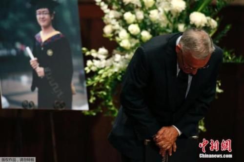 　　资料图片：当地时间2014年8月1日，美国南加州大学师生悼念遇袭身亡的中国留学生纪欣然。