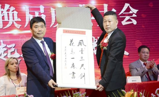 潘寿式会长向中国驻米兰总领馆宋雪峰总领事（左）赠送纪念品。