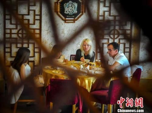 资料图片：外国人在中餐馆用餐。