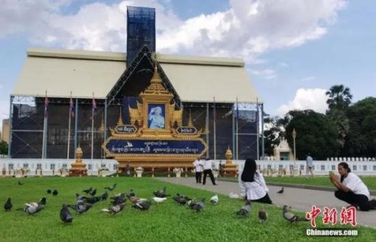 　　图为柬埔寨王宫一处工程为迎接游客加紧施工。