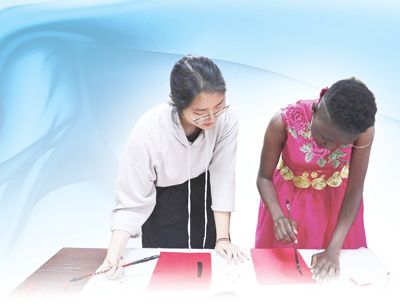 在肯尼亚内罗毕大学孔子学院，当地学生正在中国老师的指导下练习书法。