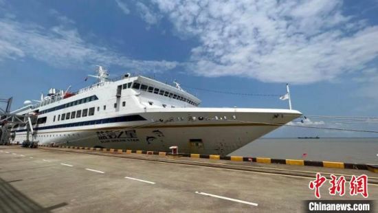 　　18日，“蓝梦之星”邮轮准备从上海吴淞口国际邮轮港出发